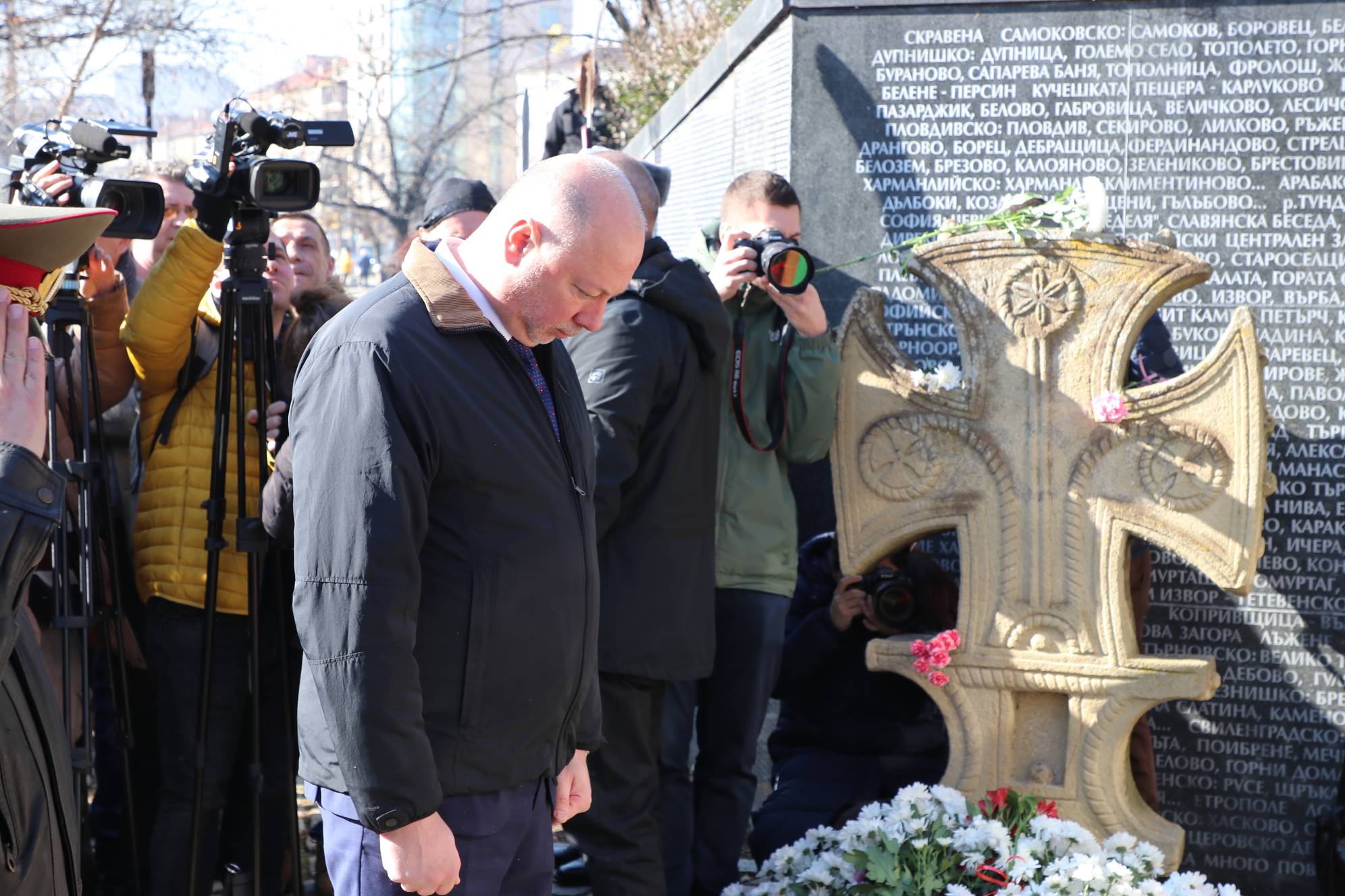 Председателят на НС Росен Желязков почете жертвите на комунизма пред Мемориала в градинката пред НДК